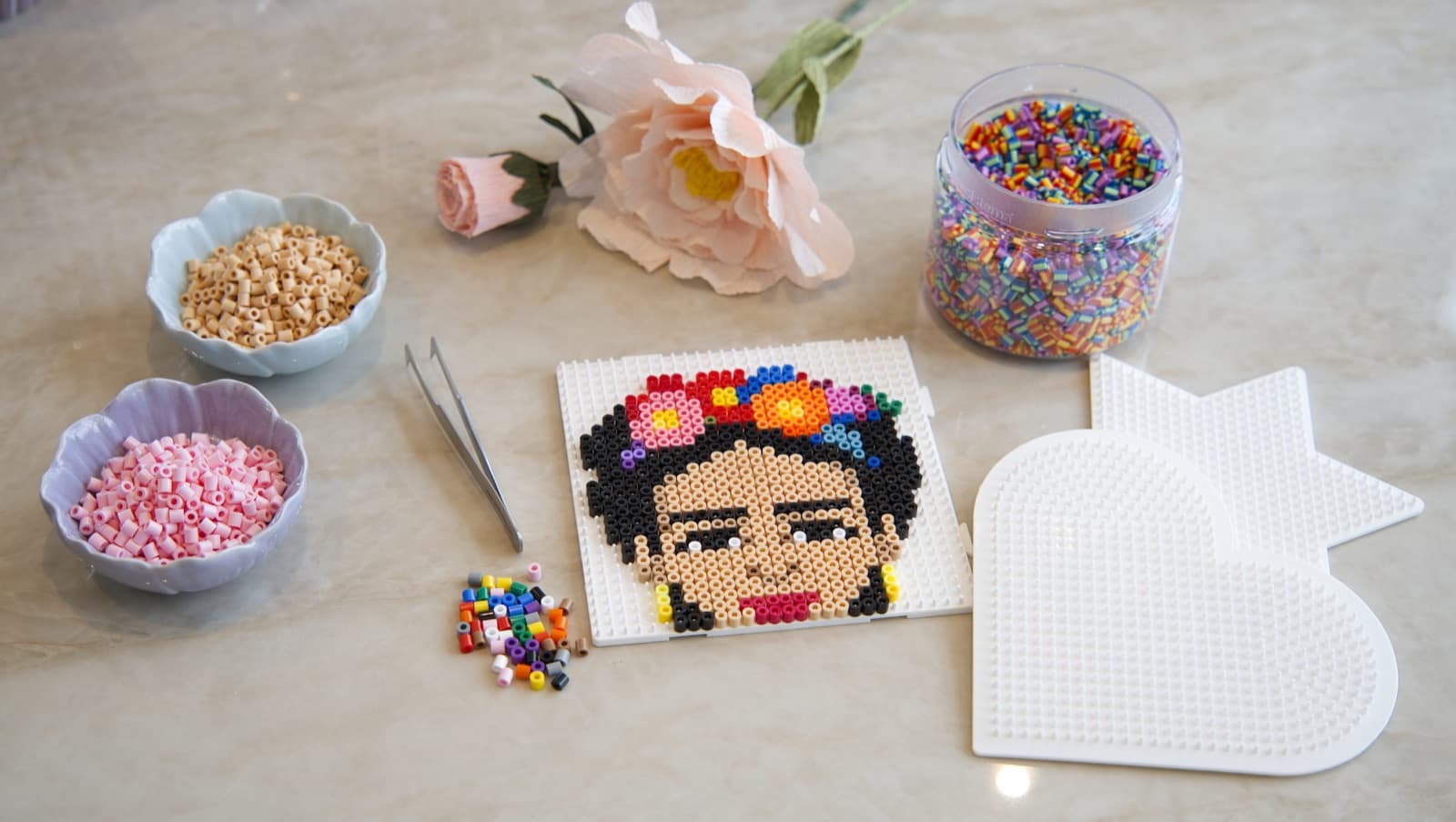 Børn der laver perleplader med Hama-perler